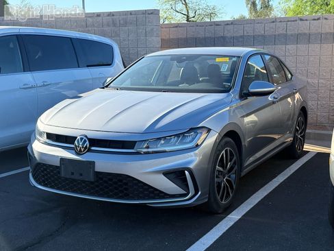 Used 2025 Volkswagen Jetta SE image 2