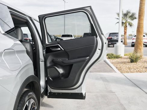 Used 2024 Mitsubishi Outlander SE image 13