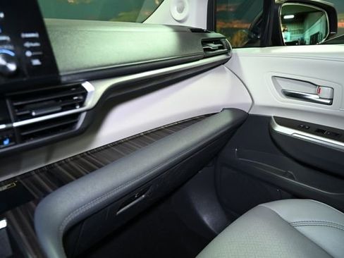 Used 2024 Toyota Sienna Limited image 31