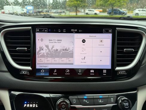 Certified 2024 Chrysler Pacifica Touring-L image 24