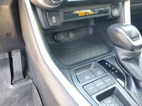 Used 2021 Toyota RAV4 XLE Premium image 21