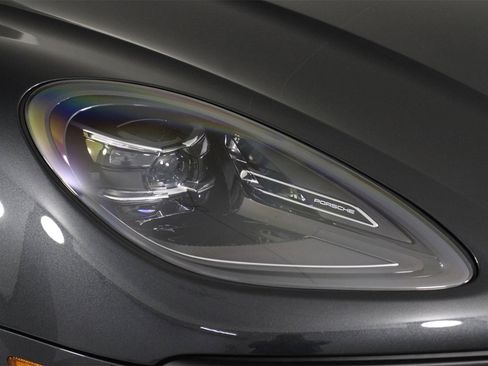 Used 2025 Porsche Macan image 28