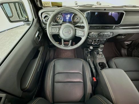 Used 2025 Jeep Gladiator Sport AWD/4WD image 9