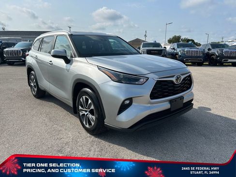 Used 2023 Toyota Highlander XLE FWD image 3