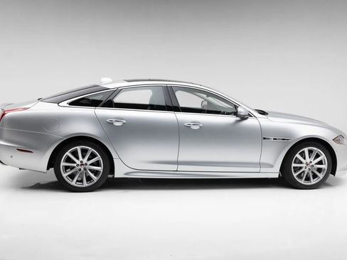 Used 2016 Jaguar XJ R-Sport RWD image 11