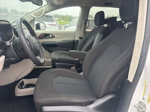 Used 2023 Chrysler Voyager LX FWD image 9