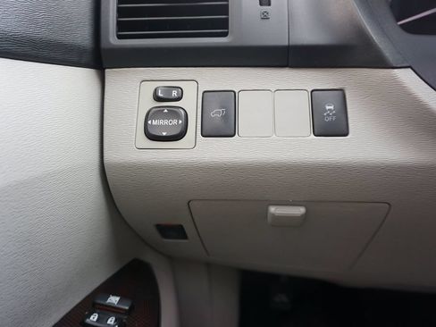 Used 2010 Toyota Venza FWD image 4