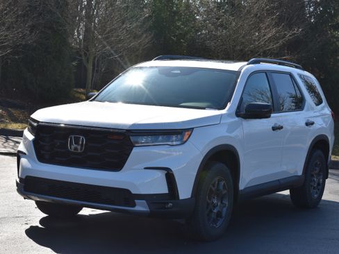 New 2025 Honda Pilot TrailSport image 3
