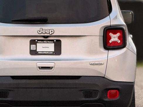 Used 2020 Jeep Renegade Latitude FWD image 14