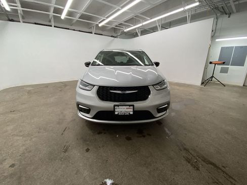 Used 2024 Chrysler Pacifica Touring-L FWD image 9