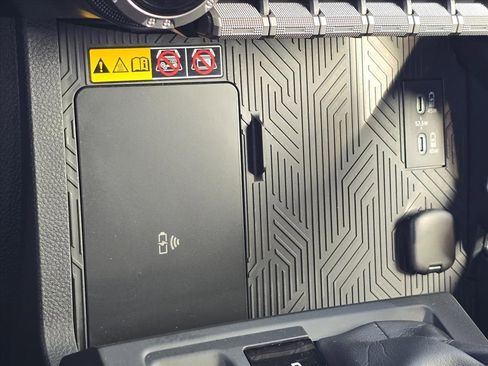 Used 2025 Toyota Tacoma Limited image 24