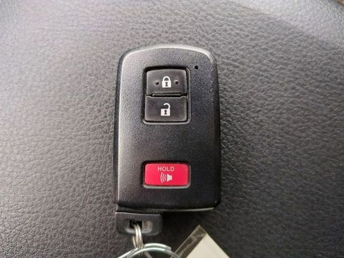 Used 2021 Toyota Tacoma Limited image 30