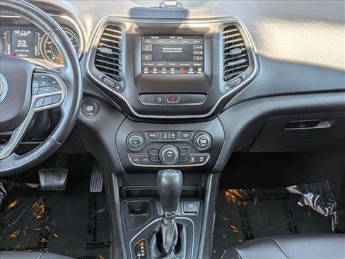 Used 2019 Jeep Cherokee Latitude Plus FWD image 14