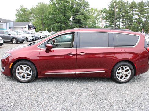 Used 2017 Chrysler Pacifica Touring-L w/ Tire & Wheel Group FWD image 10