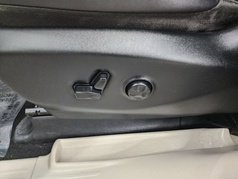 Used 2024 Chrysler Pacifica Touring-L FWD image 13