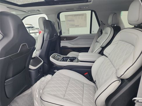 New 2026 Lincoln Navigator L Black Label AWD/4WD image 18