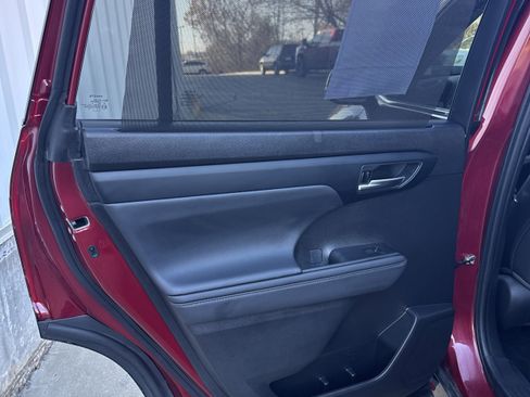 Used 2022 Toyota Highlander XLE image 12