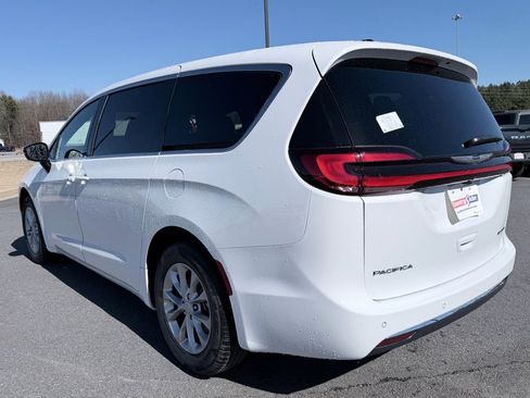 New 2026 Chrysler Pacifica Limited image 7