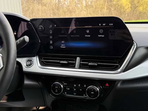 Used 2025 Chevrolet Trax LT w/ LT Convenience Package FWD image 20