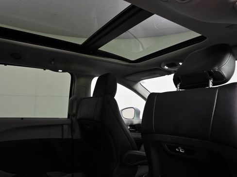 Used 2022 Chrysler Pacifica Touring-L image 16