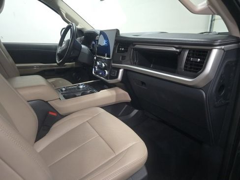 Used 2024 Ford Expedition XLT image 4