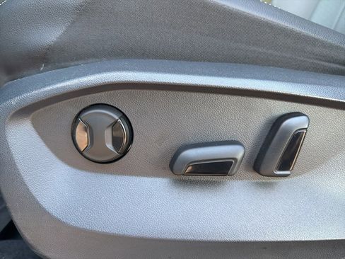 Used 2022 Volkswagen Tiguan SE R-Line image 11