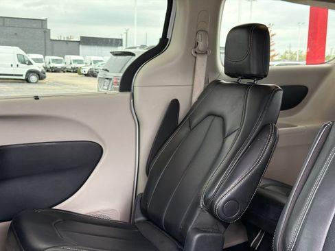 Used 2024 Chrysler Pacifica Touring-L FWD image 18
