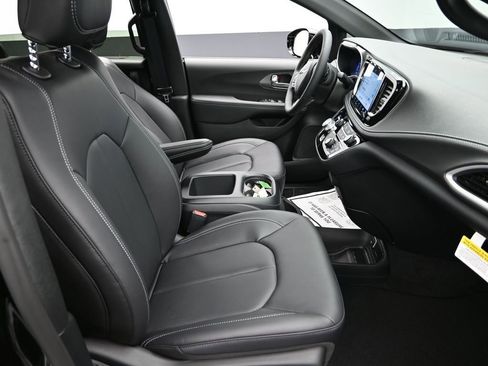 New 2026 Chrysler Pacifica Select image 18