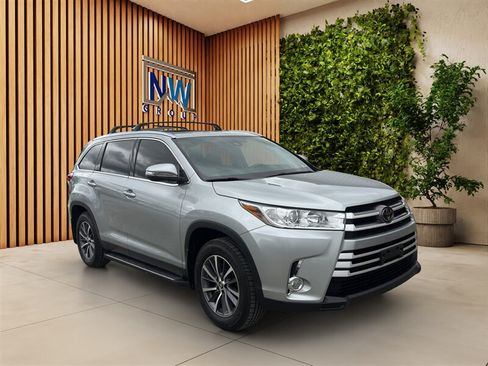 Used 2019 Toyota Highlander XLE AWD/4WD image 1