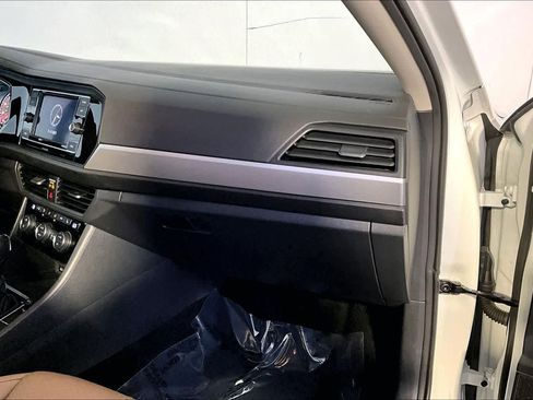 Used 2021 Volkswagen Jetta SE w/ SE Cold Weather Package image 18