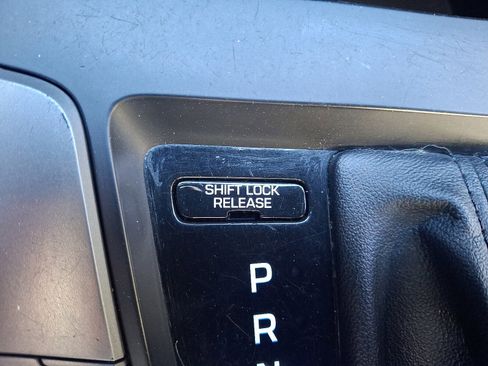 Used 2017 Hyundai Elantra SE image 23