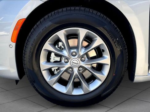 New 2026 Chrysler Pacifica Limited image 11