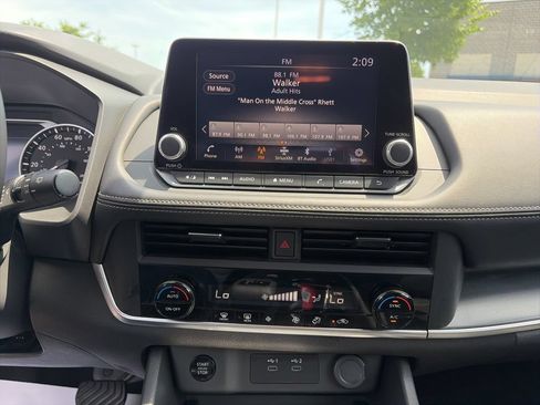 Used 2025 Nissan Rogue SV FWD image 7