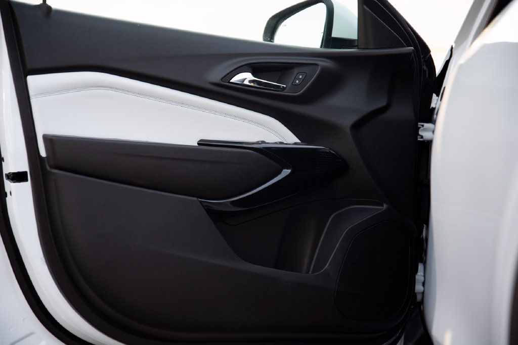 New 2026 Chevrolet Trax LT w/ Sunroof Package FWD image 9