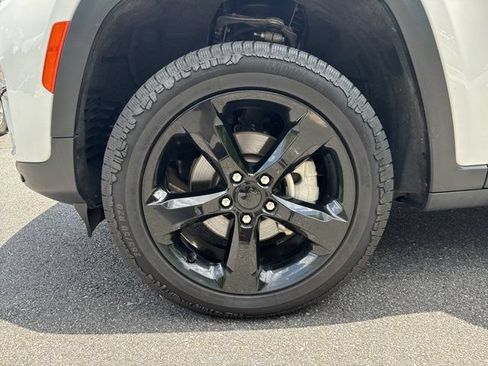 Certified 2024 Jeep Grand Cherokee Limited w/ Black Appearance Package RWD image 13
