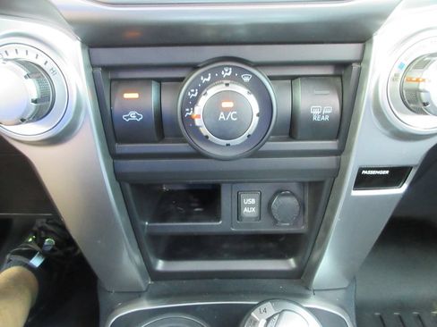 Used 2018 Toyota 4Runner SR5 AWD/4WD image 30