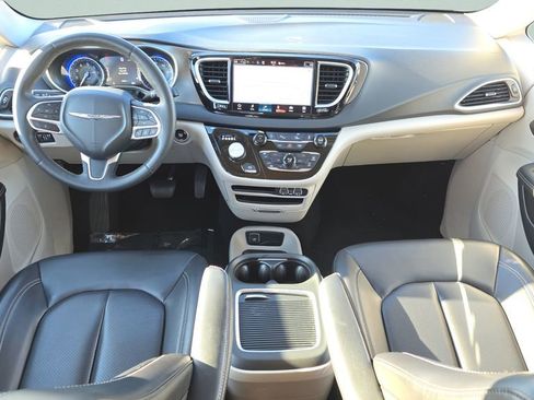 Used 2023 Chrysler Pacifica Touring-L FWD image 11