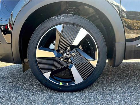 New 2025 Nissan Kicks SR image 8