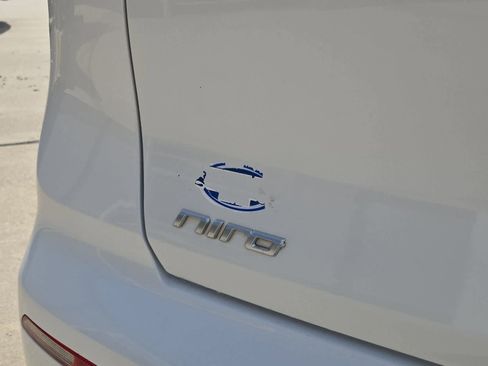 Used 2018 Kia Niro LX image 11