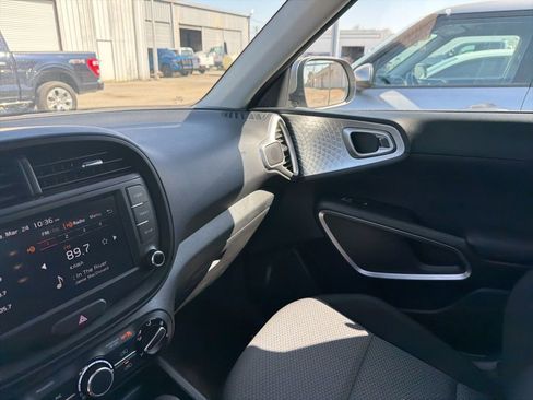 Used 2025 Kia Soul LX w/ LX Technology Package FWD image 31