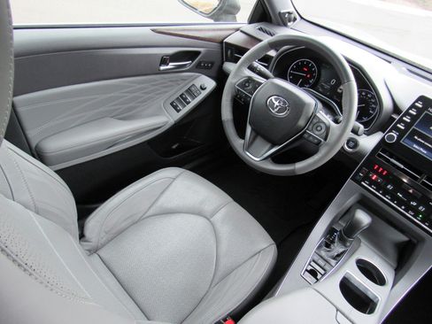 Used 2019 Toyota Avalon Limited image 36