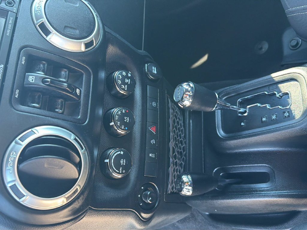 Used 2018 Jeep Wrangler Unlimited Sahara w/ Connectivity Group AWD/4WD image 22