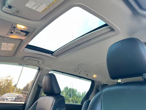 Used 2015 Toyota Sienna SE w/ SE Preferred Package FWD image 17