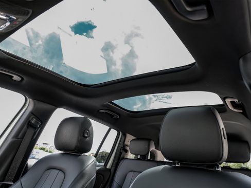 Used 2022 Mercedes-Benz GLB 250 w/ Premium Package Lite image 4