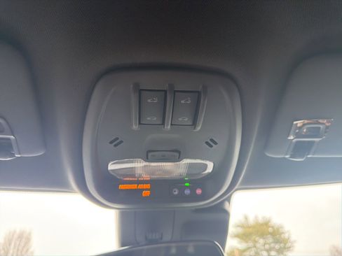 Used 2025 Chevrolet Trax RS w/ Sunroof Package image 19