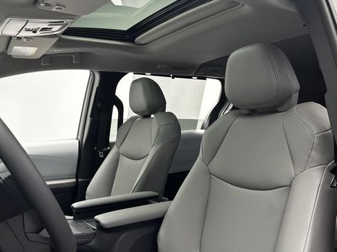 Used 2026 Toyota Sienna XLE FWD image 10
