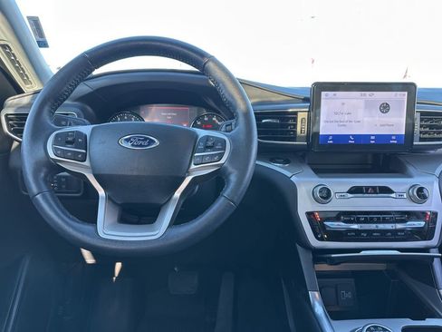 Used 2022 Ford Explorer XLT w/ Equipment Group 202A image 5