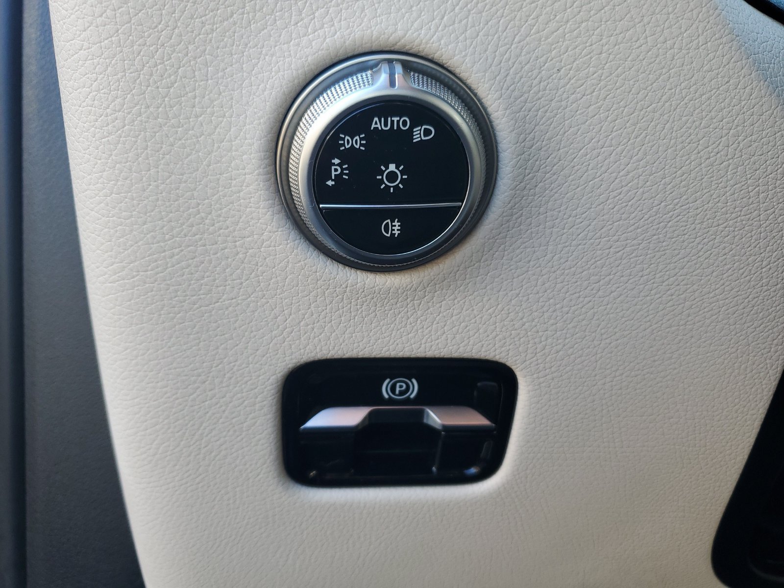 Used 2025 Mercedes-Benz GLC 350e 4MATIC image 23