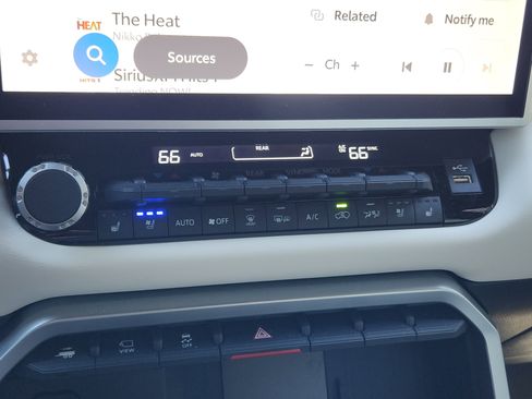 Used 2025 Toyota Sequoia Capstone AWD/4WD image 11