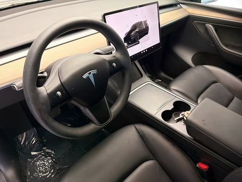 Used 2024 Tesla Model Y Long Range image 7